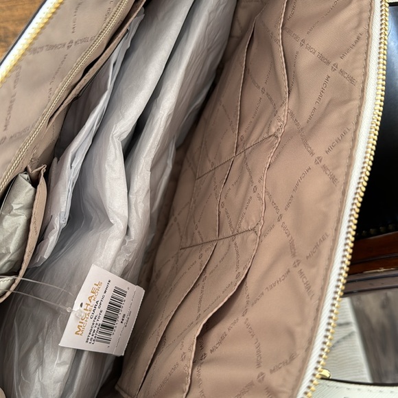 MK Purse - Picture 6 of 6